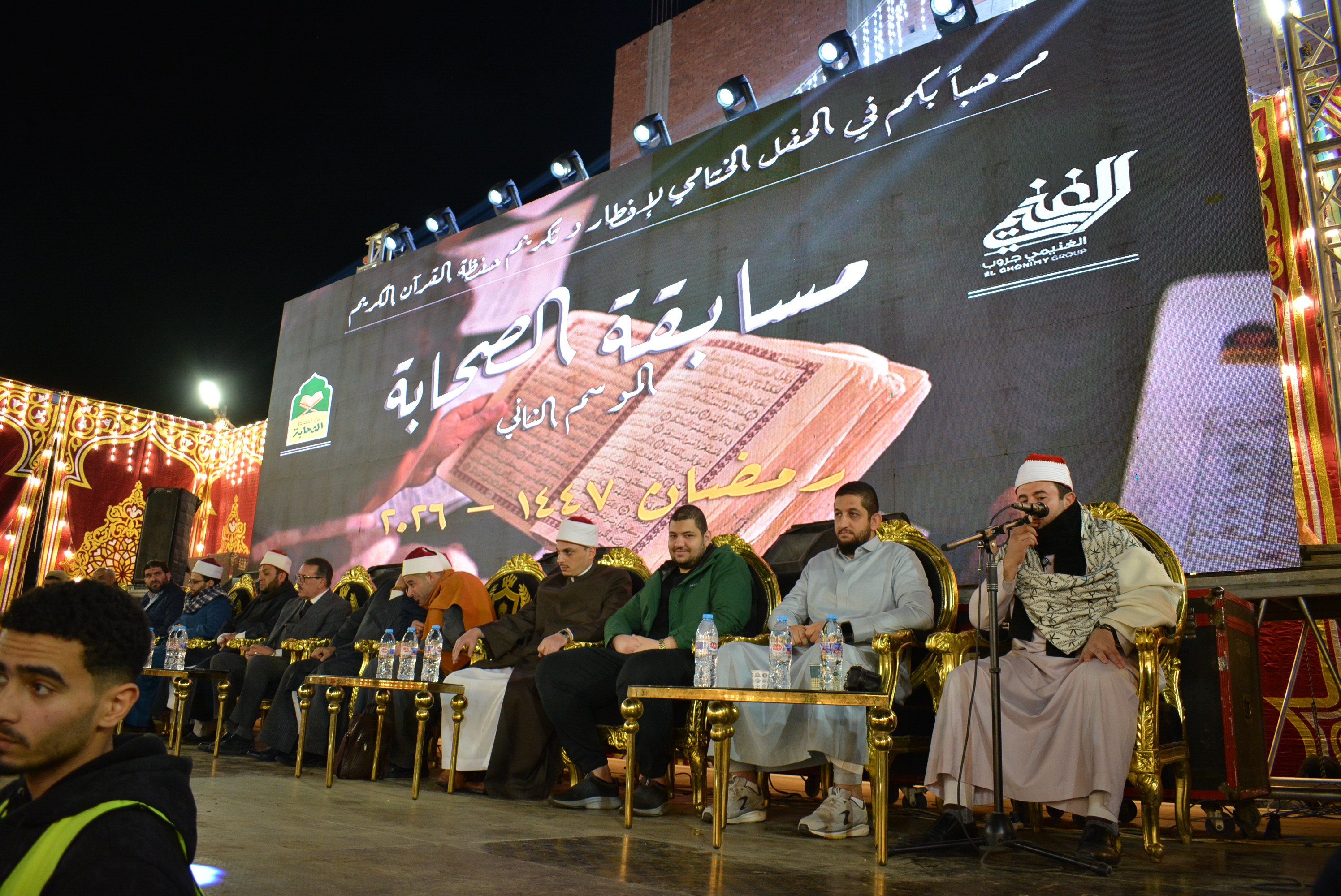 Reciter and audience at the ceremony